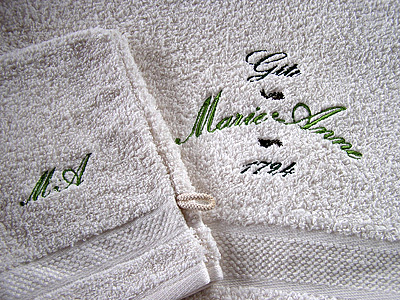 Broderie 9 x 7cm sur serviette blanche et initiales 3 x 1 cm sur gant de toilette assorti