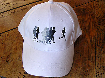 Broderie "Jogging" 12 x 6 cm en différents tons de gris sur casquette 6 pans