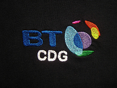 Broderie d'un logo 4 x 6 cm en 6 couleurs + argenté sur T-shirt noir 