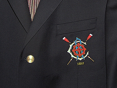 Broderie 8 x 8 cm en 4 couleurs sur veste fournie par l'association