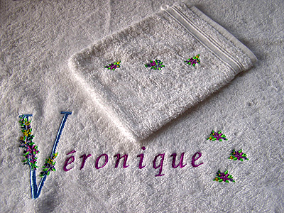 Broderie d'un prénom décoré sur serviette blanche et sur gant de toilette assorti.