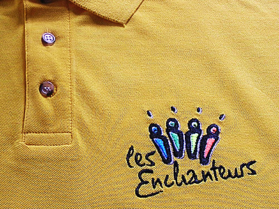 Broderie 9 x 6 cm en 5 couleurs sur polo jaune B&C