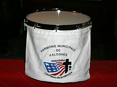 Broderie 20 x 17 cm sur tablier de tambour fourni par l'association