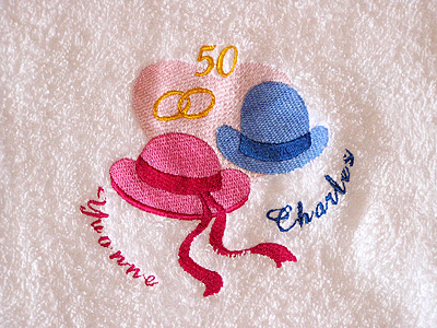 Broderie sur une serviette de toilette pour un anniversaire de mariage