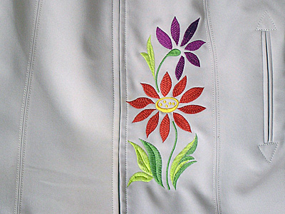 Broderie 8 x 16 cm en 5 couleurs sur une veste
